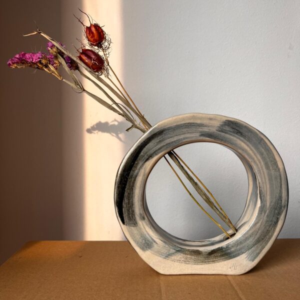 circle_flowers_vase